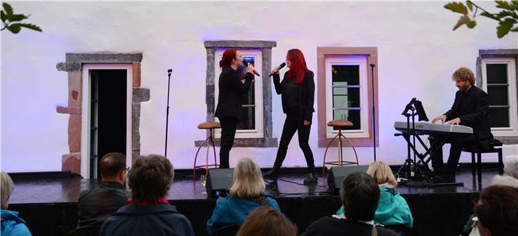 We are family live auf der Bühne.Fotos: Stadtverwaltung Lahnstein