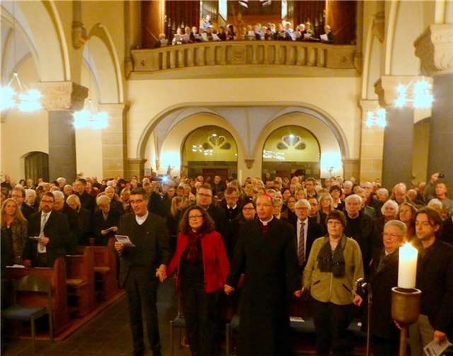 „We shall overcome“ führte die Hände zusammen.