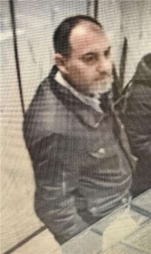 Fahndung nach Schmuckdieb: Unbekannter stiehlt Goldketten aus Juweliergeschäft