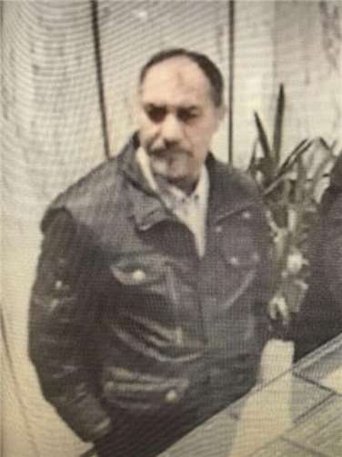 Fahndung nach Schmuckdieb: Unbekannter stiehlt Goldketten aus Juweliergeschäft