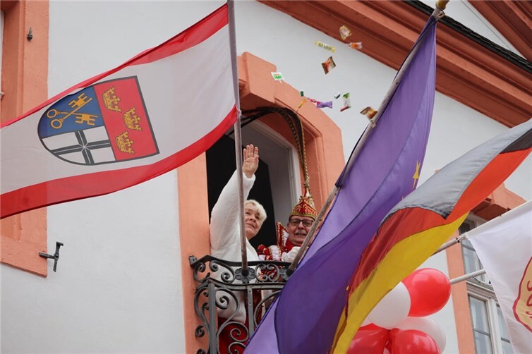 Närrischer Handstreich beim Rathaussturm in Erpel