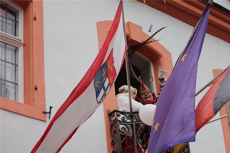 Närrischer Handstreich beim Rathaussturm in Erpel