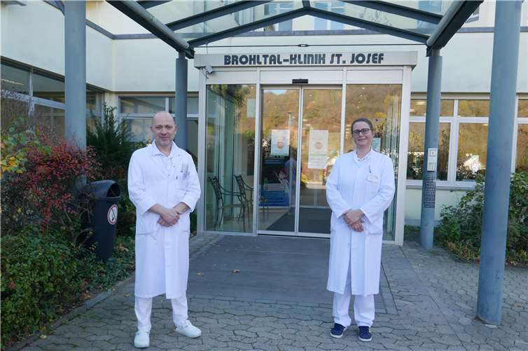 Wechsel an der Spitze der Brohltal-Klinik St. Josef: Miriam Knie übernimmt zum Jahreswechsel als Chefärztin die Leitung der Geriatrischen Rehabilitation. Ihr Vorgänger Dr. Martin Holl wird in Zukunft als niedergelassener Arzt arbeiten.Foto: Marienhaus