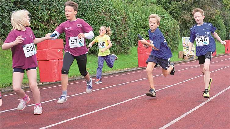 Wechsel bei der 6 mal 50 Meter Staffel der Kinder U12.WT
