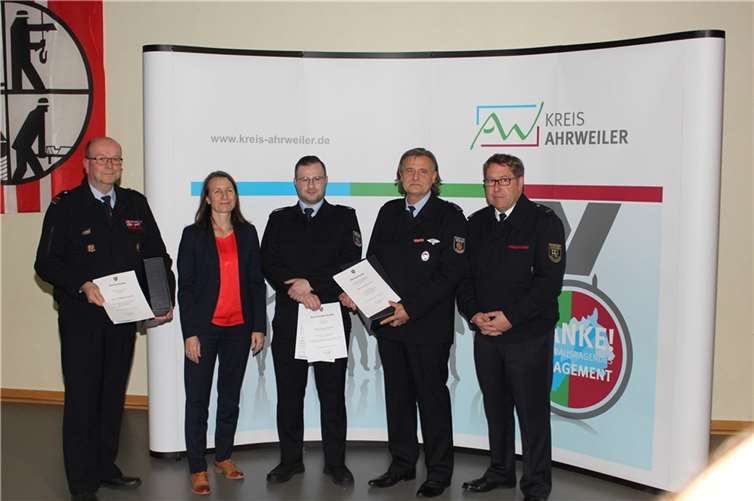 Wechsel im Gefahrstoffzug des Kreises: (von links) Friedhelm Jakobs, Landrätin Cornelia Weigand, Tobias Schwank und Jürgen Kerich.