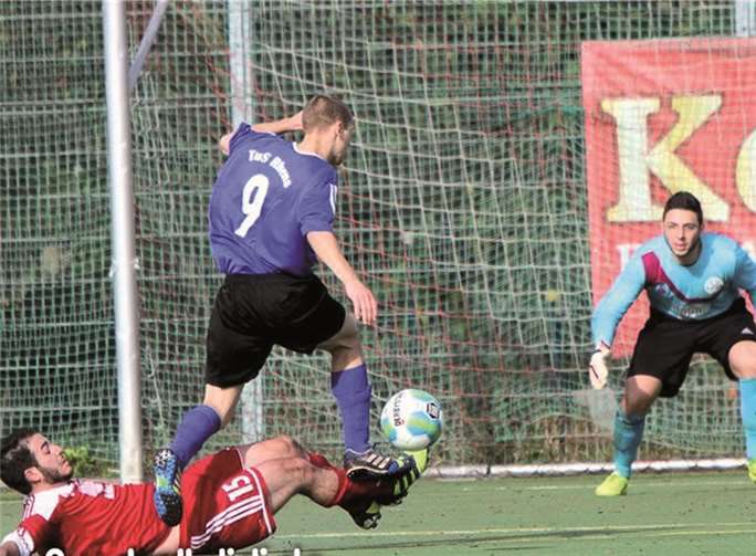 Wechselhafte Vorstellungen zeigte zuletzt der TuS Rhens. Bei der Reserve von RW Koblenz (rotes Trikot) gelang in der Vorwoche ein deutlicher 5:2-Erfolg. Am letzten Sonntag dagegen folgte gegen den SV Niederwerth eine 1:4-Heimniederlage. TH