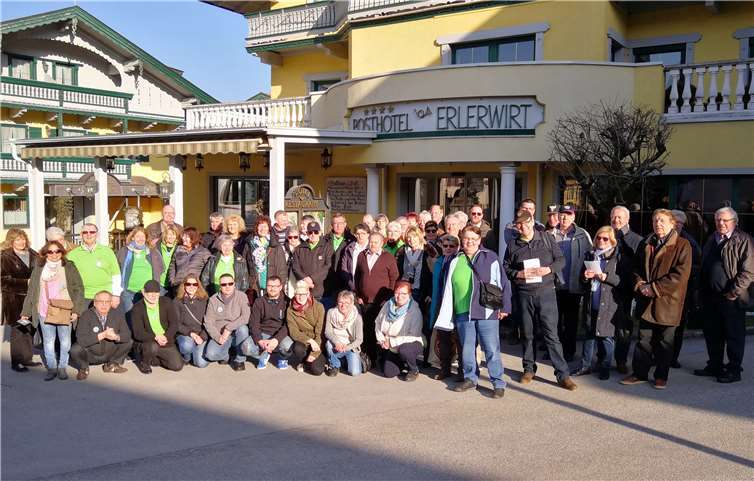Wechselnde Jahreszeiten erlebten die Weissergasser während ihrer Viertagestour: Lag am zweiten Tag morgens Schnee, fanden der Ausflug nach München und die Abreise bei Sonnenschein statt.  privat