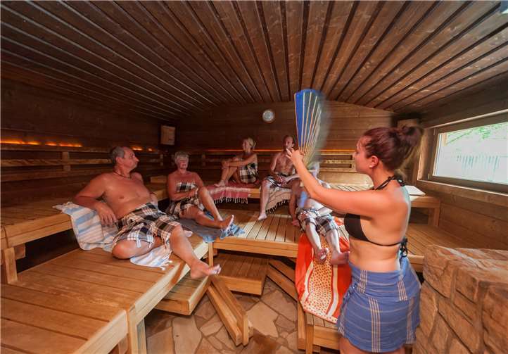 Wechselnde Überraschungs-Aufgüsse sind neu in der Sauna. Andreas Pacek