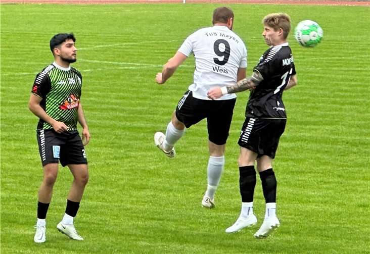 Weder Ali Mirzaie (links) noch Tim Montermann (rechts) konnten den Mayener Torjäger Niklas Weis in dieser Situation stoppen.