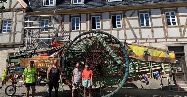 Weder Dinosaurier, noch der postapokalyptischen Mad Max-Reihe entsprungen, sondern vielmehr Weg-Gefährt der kulturellen Pilgerreise der belgischen Künstlergruppe „Time Circus“ von Antwerpen nach Athen – hier auf dem Zwischenstopp auf dem Willy-Brandt-Platz der Kulturstadt Unkel.  Foto: Kulturstadt Unkel / Thomas Herschbach