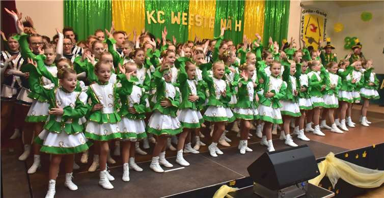 „Weeste Näh“ riefen 75 Tänzerinnen und zwei Tänzer zum Sitzungsstart auf die Bühne. Fotos: HEP