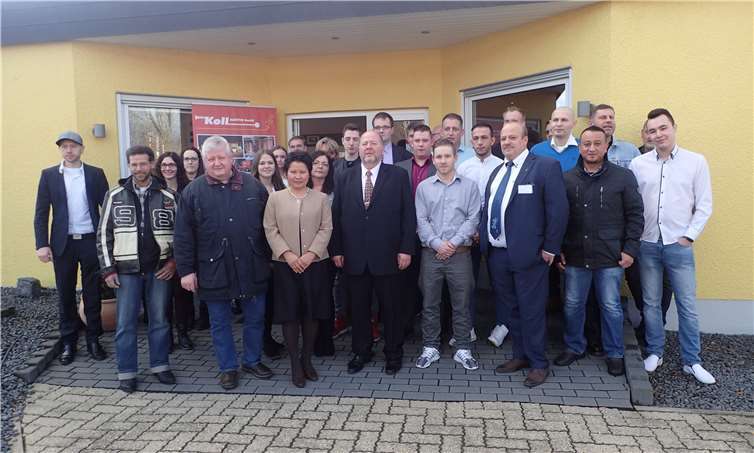 Wegbegleiter des Erfolgs: Die Belegschaft von Elektro Kollmit Firmenchef Reinhard Koll mit Ehefrau Phanuchanart (Mitte).