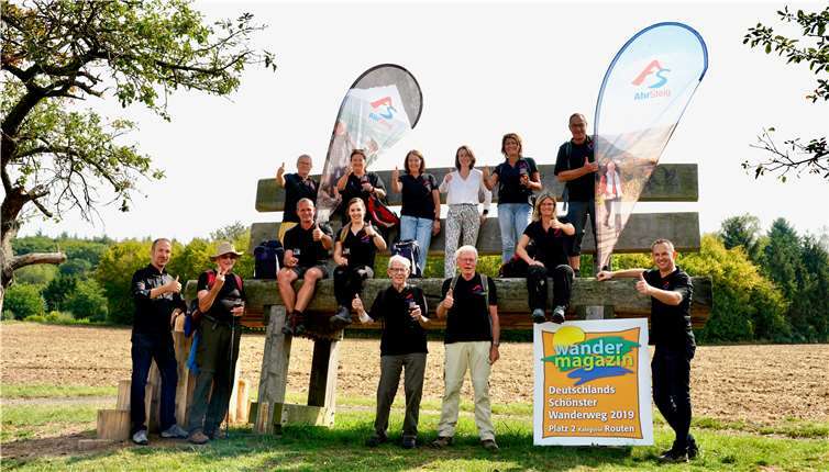 Wegemanager und Wegepaten des AhrSteigs freuen sich über die Auszeichnung „Deutschlands Schönster Wanderweg 2019“.Foto: Klaus Geck