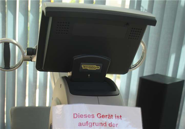 Wegen der Abstandsregeln musste jedes zweite Fitnessgerät gesperrt werden. Das bedeutet leider auch: weniger Kunden.