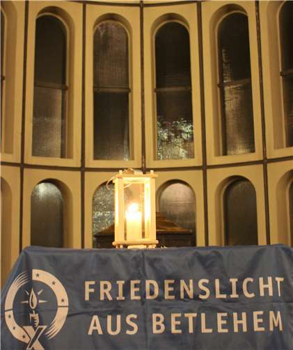 Wegen der Corona-Pandemie ohne Kontakt und mit Teilnehmerliste gaben die Pfadfinder das Friedenslicht in der St. Bonifatiuskirche aus.