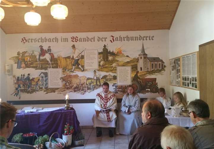 Wegen der Kirchenrenovierung wurde Im Dorfgemeinschaftshaus die Kirmesmesse durchgeführt. Foto: privat
