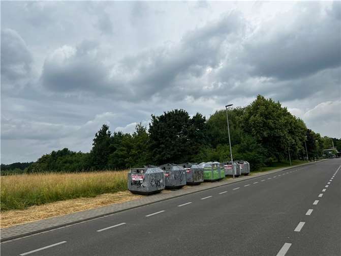 Glascontainer ab jetzt „An der Glasfachschule“ Wegen der Neugestaltung der Grünfläche an der Ecke Neugartenstraße/Stadtpark wurden die dort bisher aufgestellten Glascontainer nun versetzt. Foto: Stadt Rheinbach