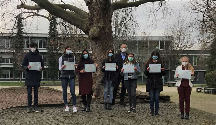 Wegen der Pandemie wurden die Zertifikate erst kürzlich ausgestellt, und die Verleihung durch den Schulleiter, Dr. Jens Braner, konnte erst am Dienstag mit der Wiederöffnung der Schulen erfolgen.Foto: privat