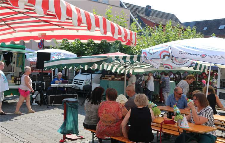 Wegen der extremen Hitze füllt sich der Marktplatz nur zögerlich. Fotos: GM