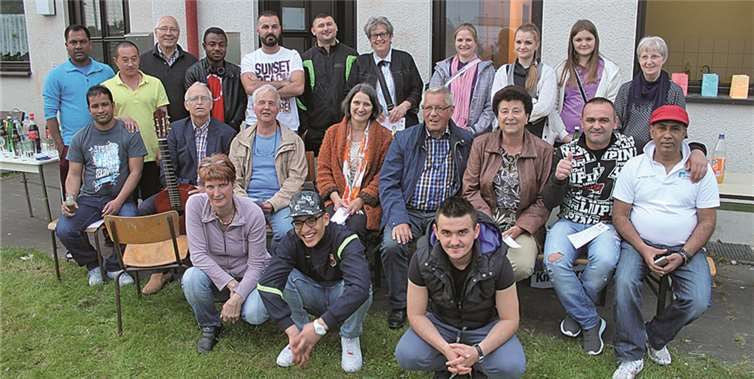 Wegen der großen Gästeschar wurde die gemeinsame Mahlzeit spontan nach draußen verlegt. privat