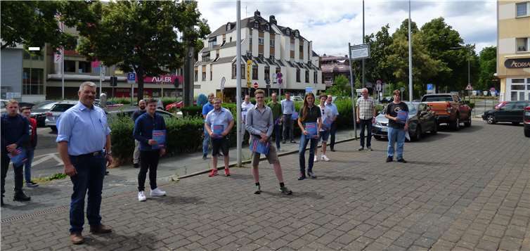 Wegen des Mindestabstands etwas schwer zu präsentieren, aber trotzdem sieht man den 13 frisch gebackenen Tischlern an, dass sie die Hürde der Gesellenprüfung mit Bravour gemeistert haben. Foto: Hans Hartenfels