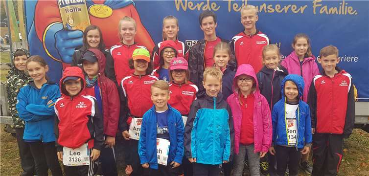 Wegen des starken Regens fand sich zum Gruppenfoto nur ein kleiner Teil der LG Maifeld-Pellenz-Läufer ein.  privat