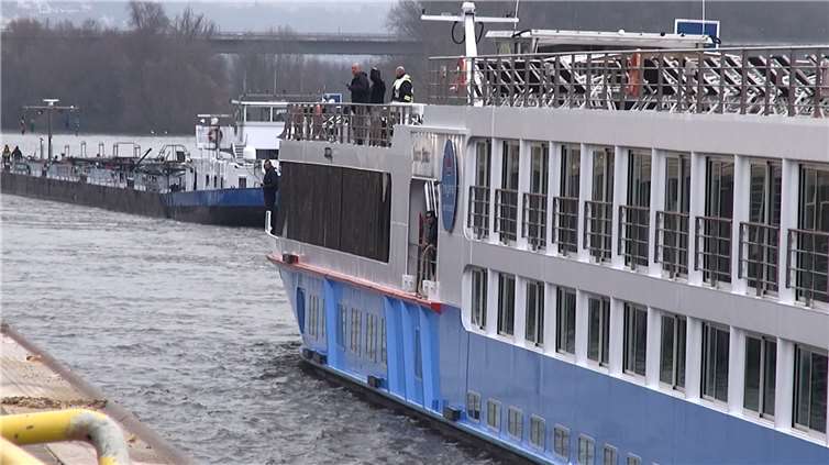 Wegen eines Maschinenschadens war ein Fahrgastschiff auf dem Rhein manövrierunfähig und musste in Schlepp genommen werden. WinklerTV