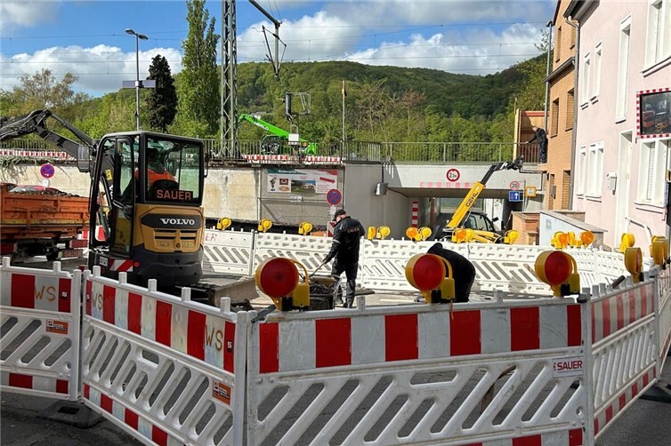 Wegen eines Wasserrohrbruchs muss die Kreuzung von der Kirchstraße in die Bürgermeister-Müller-Straße gesperrt werden