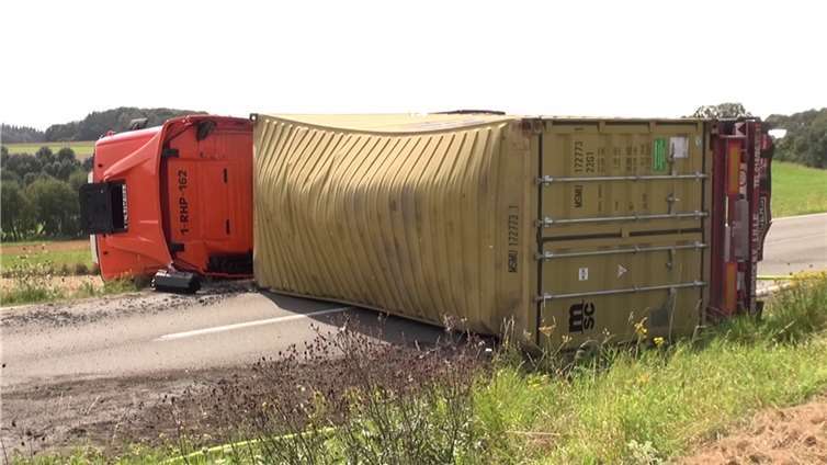 Wegen eines querliegenden LKWs ist die B257 aktuell gesperrt.  Foto: Winkler TV