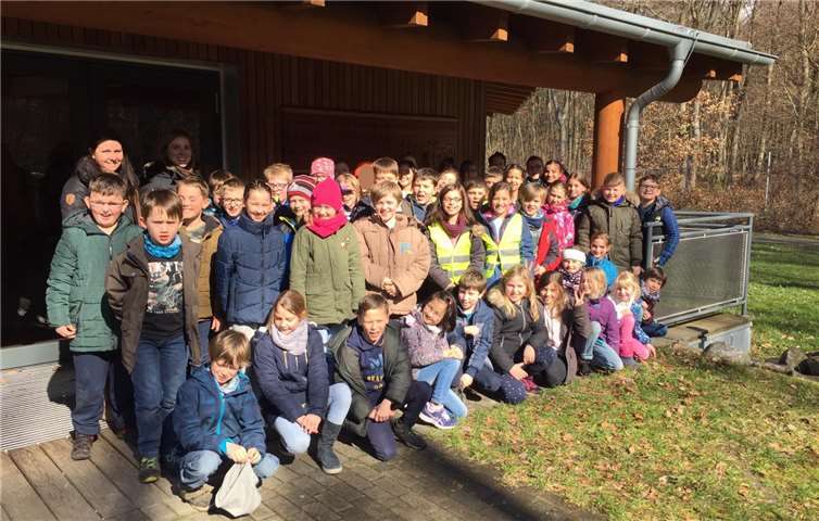 Wegen ihrem Einsatzes für die Umwelt durften Maya und Antonia (gelbe Westen) gemeinsam mit ihren Klassen einen Tag in der Umwelt-Lernschule in Niederzissen verbringen. Foto: privat