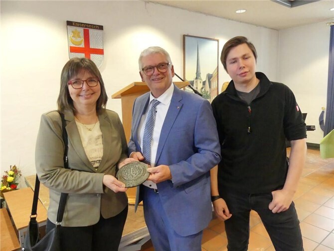 Wegen krankheitsbedingter Abwesenheit nahm die städtische Verdienstmedaille für Siegfried Niederelz seine Ehefrau Ute entgegen.