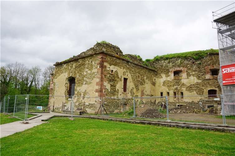 Wegen loser Steine in der Außenwand musste ein kleiner Teil des Parkwegs entlang des Forts Astersteins vorläufig gesperrt werden. Foto: Stadt Koblenz/Verena Groß