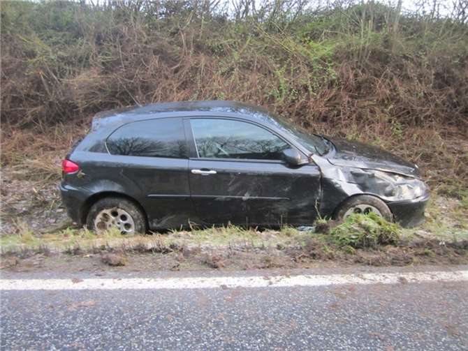 Wegen unterschätzter Eisesglätte und zu hoher Geschwindigkeit, landete der Fahrer mit seinem Fahrzeug im Straßengraben. Foto: PI Adenau
