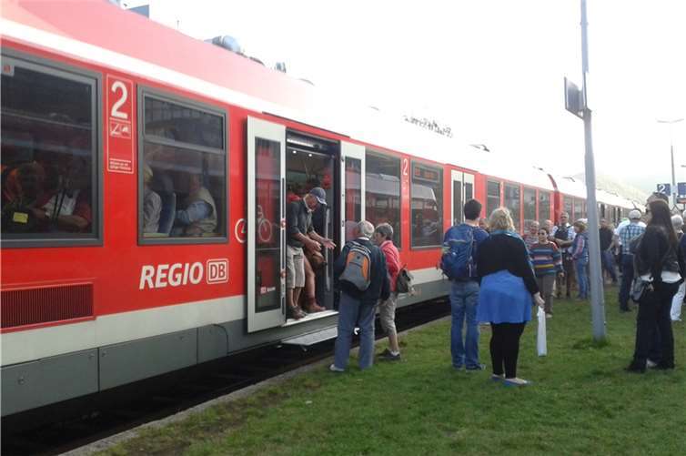 Wegen völlig überfüllter Züge hieß es Rech und Dernau mehrfach: Warten.