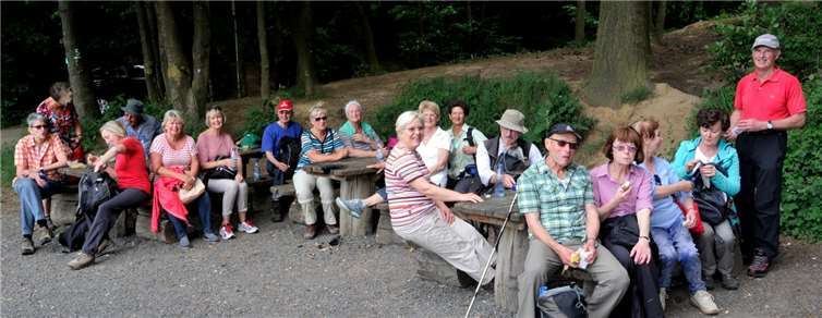 Wegepate Ludwig hat die Gruppe sicher über den Wanderweg 5 zum "Schauinsland"-Rastplatz zurückgeführt (Foto wurde vor Corona gemacht). Fotos: privat