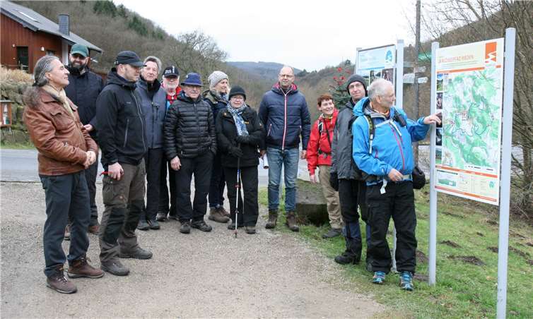 Wegepaten auf Traumpfädchen-Erkundung: Die Wanderexperten Wolfgang Todt (re.) und Ulrike Poller (3. v. re.) lobten die vorbildlichen Standortportale der Premiumwanderwege des Kreises. privat