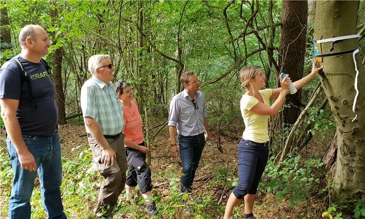 Wegepaten in Aktion: Unter fachmännischer Aufsicht von Ulrike Poller und Wolfgang Todt sprüht Wegepatin Anja Glomb ein sogenanntes Beruhigungszeichen.privat