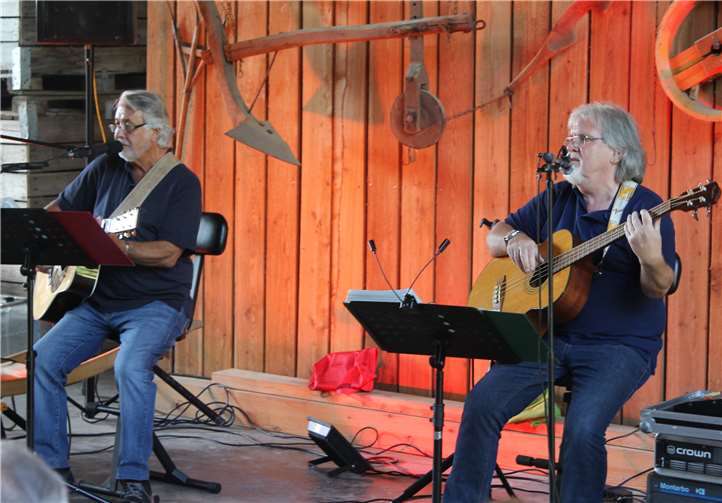 Weggefährten: Vollblutmusiker Toni Becker (l.) und Günter Woititzka.  Gemeinde Wachtberg/mf