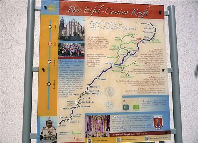 Wegweisende Informationen vermittelt die Eifelcamino-Info-Tafel dem Pilger und Wanderer in Kruft.