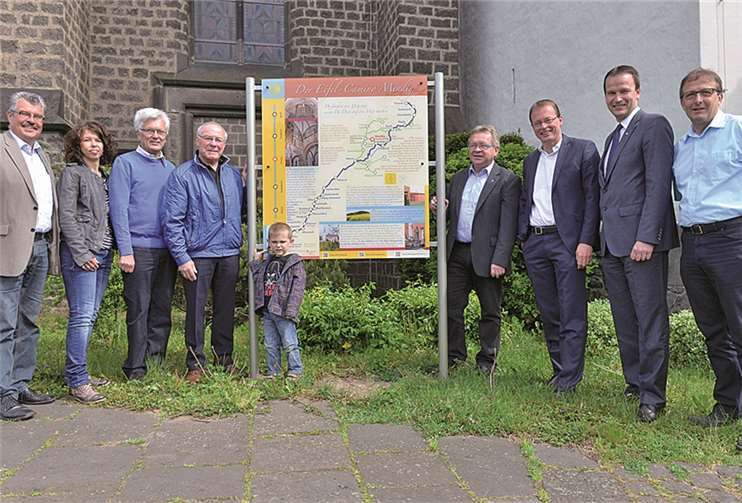 „Wegweisende Zusammenarbeit“ zwischen Matthiasbruderschaft, Kommune und Sponsoren. V.l.: BM Hans Peter Ammel,  Künstlerin Andrea Montermann, Dieter Press und  Heinz Schäfer (SMB MY) sowie „Nachwuchspilger“ Aaron und Pastor Ralf Birkenheier, VBM Jörg Lempertz,  KSK-Vorstandsmitglied Christoph Weitzel und VBgo. Joachim Plitzko.KSK MY