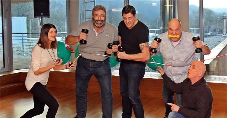 Wehe wenn sie losgelassen...Trainerin Alice Augenstein gibt das Startsignal, der Bad Emser Stadtbürgermeister Berny Abt (kniend, rechts) zerschneidet das symbolische Band und „entfesselt“ damit die Kontrahenten (v.l.) Marius Böttcher, Bodo Wieseler und Willi Willig. Jetzt gilt es: drei Monate lang sollen Kilos schmelzen und Muckis wachsen. -WW- Willi Willig