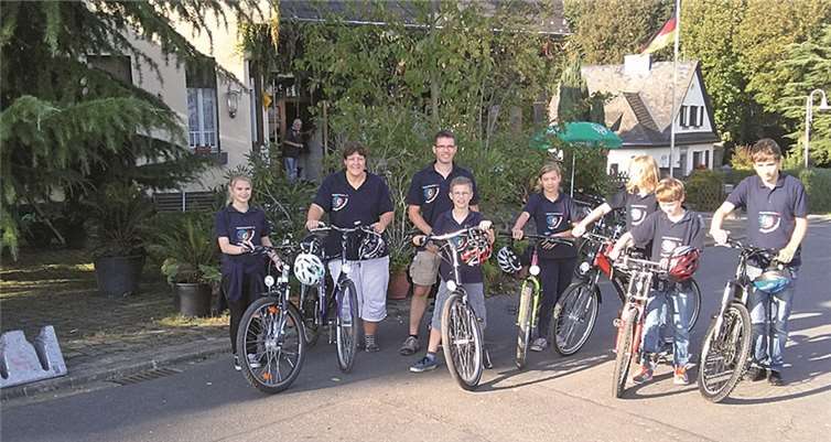 Wehr. In diesem Jahr machte das Wehrer JRK mit dem Fahrrad eine Tour. Fast 30 km fuhren die Kinder und natürlich auch die Betreuer zwischen Mayen und Münstermaifeld. Nach der Fahrradtour wurde sich im DRK Raum mit Pizza gestärkt. Im Anschluss wurde ein Gesellschaftsspiel gemacht und gemeinsam ein Film angesehen. Am Ende einer kurzen Nacht wurde noch gemeinsam gefrühstückt. Als gegen 10 Uhr die Kinder nach Hause gingen, waren sich alle einig, dass ein solcher Ausflug im nächsten Jahr auf jeden Fall wiederholt werden muss.privat