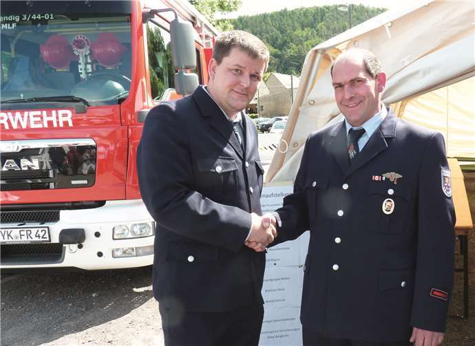 Wehrführer Alexander Reuter (links) bedankte sich bei Jugendwart Armin Portz für dessen hervorragende Organisation der Spendenaktion.