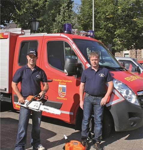 Wehrführer Alois Schmidgen (r.) und Oberfeuerwehrmann Christoph Hümmerich freuten sich über die neue Motorsäge, die die Jagdgenossenschaft Wassenach der Freiwilligen Feuerwehr Wassenach gestiftet hatte.