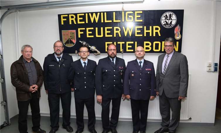 Wehrführer André Steffens (2.v.r.) und stellvertretender Wehrführer Lukas Schattner (3.v.l.) nehmen die Glückwünsche von (v.l.n.r.) Ortsbürgermeister Norbert Blath, Gerold Holzenthal (Wehrleiter), Gilbert Knopp (ehemaliger Wehrführer) und Erstem Beigeordneten Andree Stein entgegen. privat