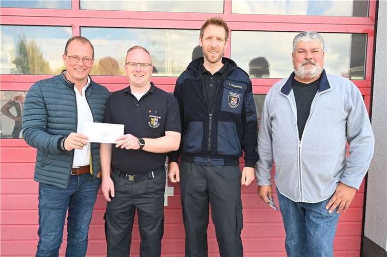 Wehrführer Christopher Wittig (2.v.l.) und sein Stellvertreter Lukas Reutelsterz (r. daneben) erhielten Besuch von Jörg Lempertz, dem Bürgermeister der Verbandsgemeinde Mendig (l.), und vom Ersten Beigeordneten der Stadt Mendig, Achim Grün, der Stadtbürgermeister Hans Peter Ammel vertrat.