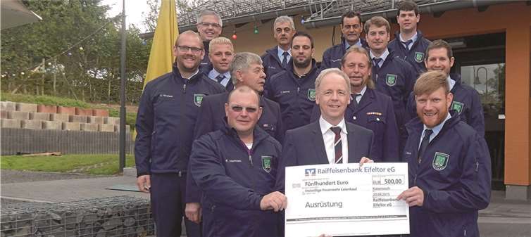 Wehrführer Daniel Hermes, 1.v.r.; Vorstand Elmar Franzen, 2.v.r. sowie die Mitglieder der FFW Leienkaul.privat