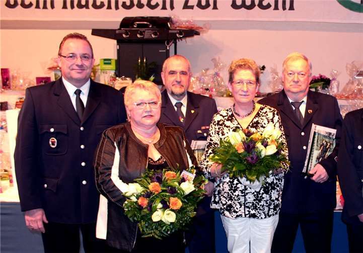 Wehrführer Ernst Eich und Karsten Fehr verabschiedeten zusammen mit dem „35-Jährigen“ Matthias Prangenberg die Feuerwehrmänner Heinz Lütz und Walter Dung.-dl