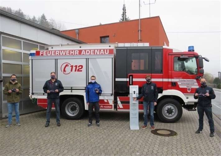 Wehrführer Ernst Krämer (2. Von links), sein Stellvertreter René Lenzen (rechts), Thomas Auel (Vorsitzender des Kameradschaftsvereins), sowie Sven und Tim Friedrich der Firma H&F bei der Übergabe der Spende. Fotos: FFW Adenau