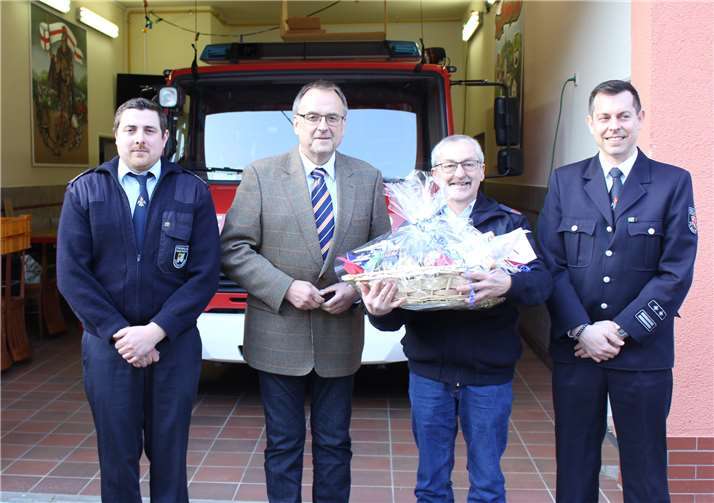 Wehrführer Florian Braun, Bürgermeister Bernd Weidenbach und Wehrleiter Ronny Zilligen (von links) verabschieden Leopold Weber nach über 47 Dienstjahren aus dem aktiven Feuerwehrdienst.